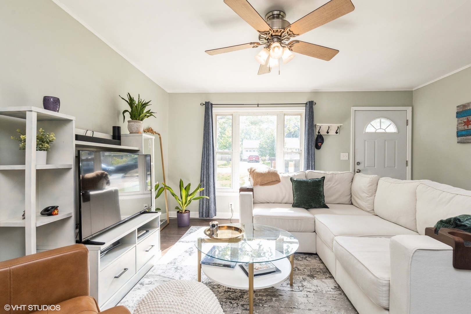 24 Johnathan Road Lake Zurich, IL 60047 - Photo 4 of 12 a living room with furniture and a couch