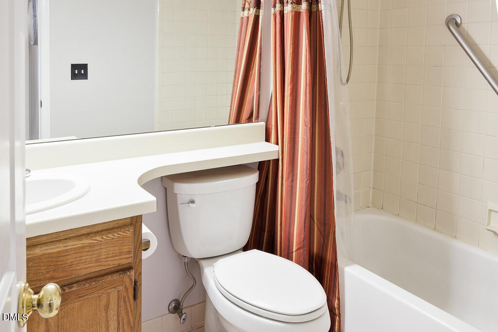 412 Oak Hollow Court Raleigh, NC 27613 - Photo 14 of 24 a bathroom with a toilet a sink and bathtub