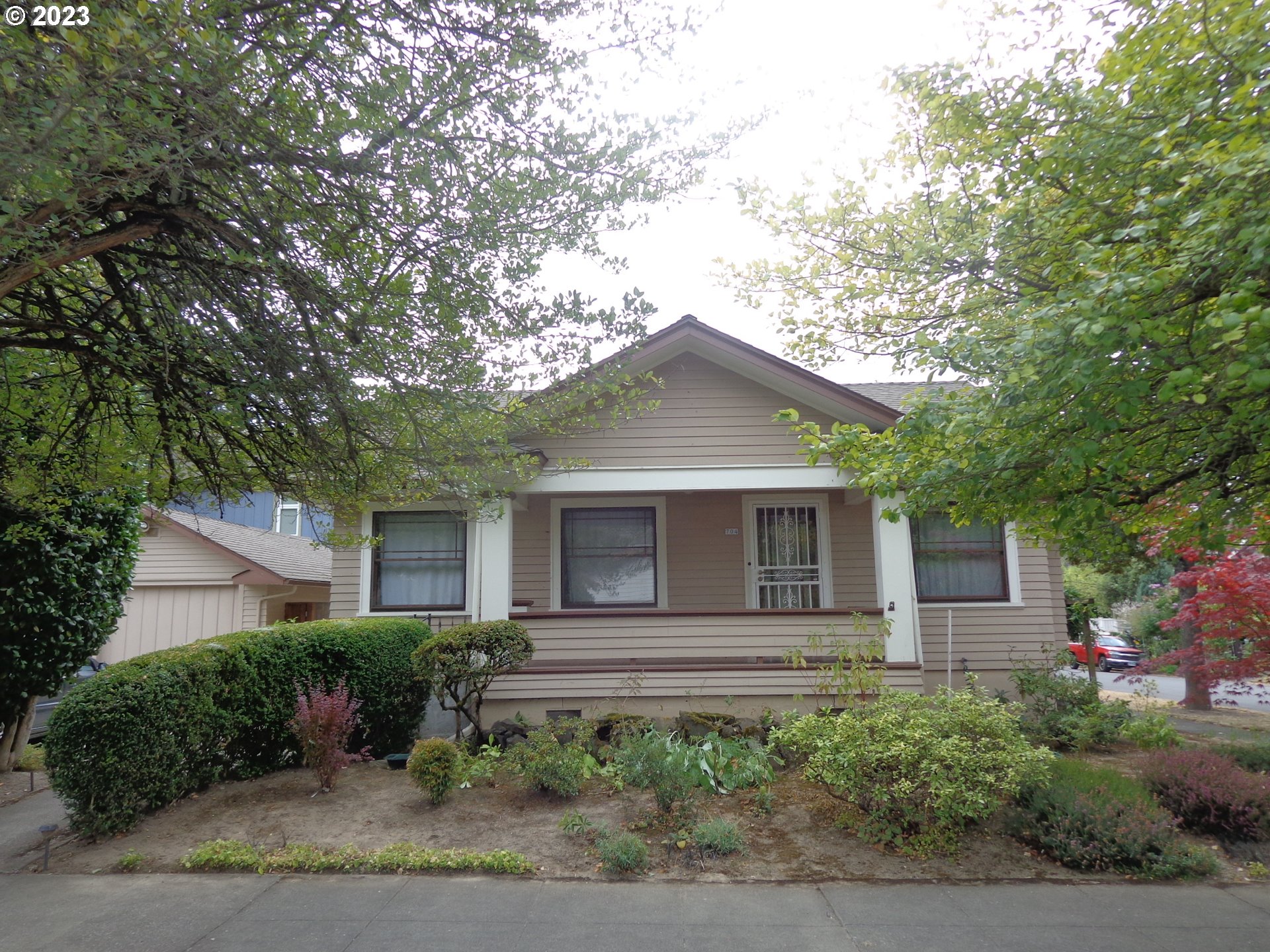 704 Southeast Umatilla Street Portland, OR 97202 - Photo 1 of 17 a front view of house with yard and green space