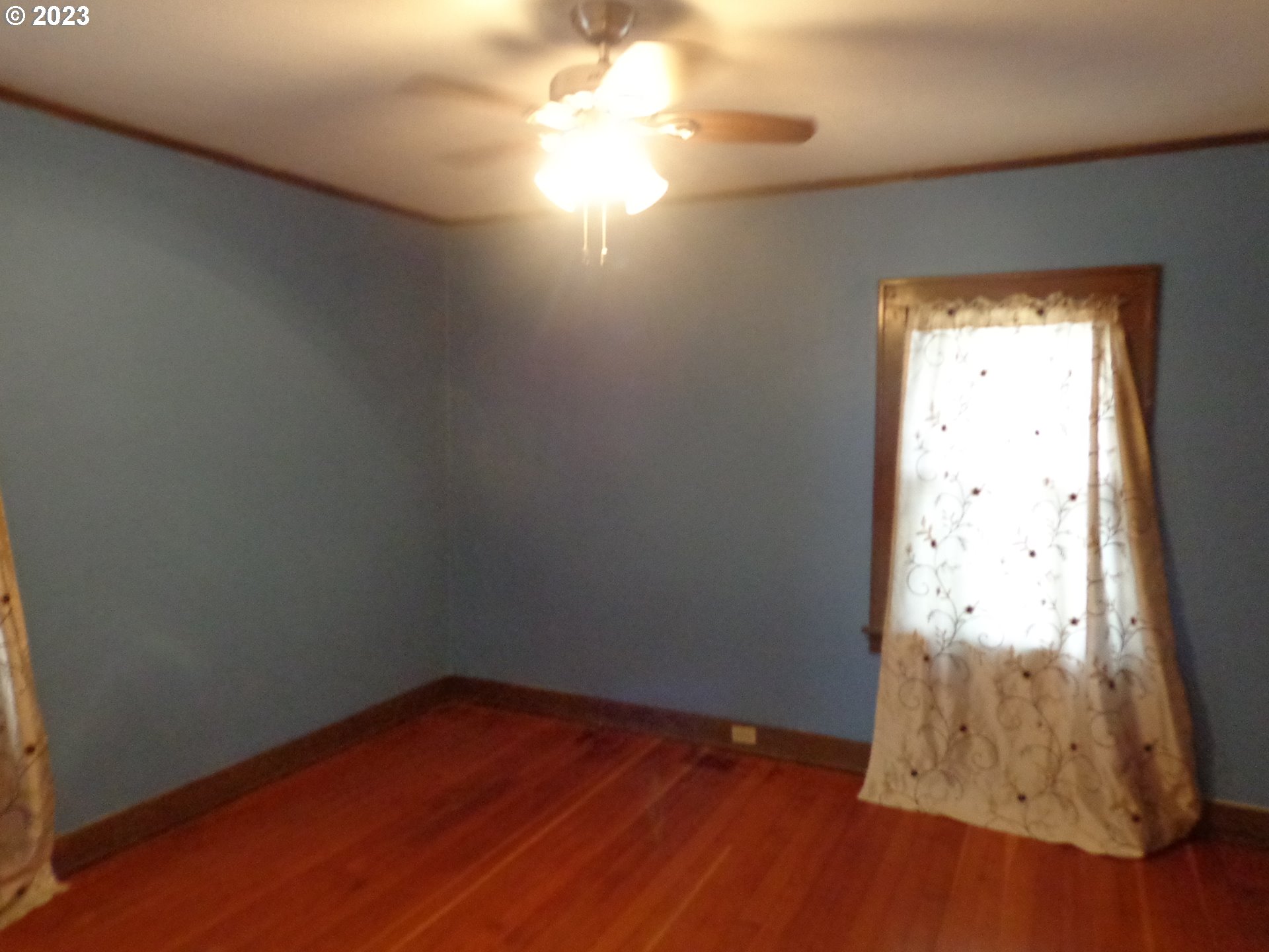 704 Southeast Umatilla Street Portland, OR 97202 - Photo 9 of 17 a view of an empty room and wooden floor