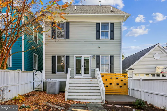 a view of a house with backyard and deck