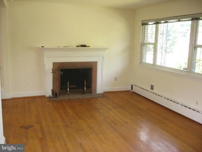 520 Kerwin Road Silver Spring, MD 20901 - Photo 4 of 13 Living Room