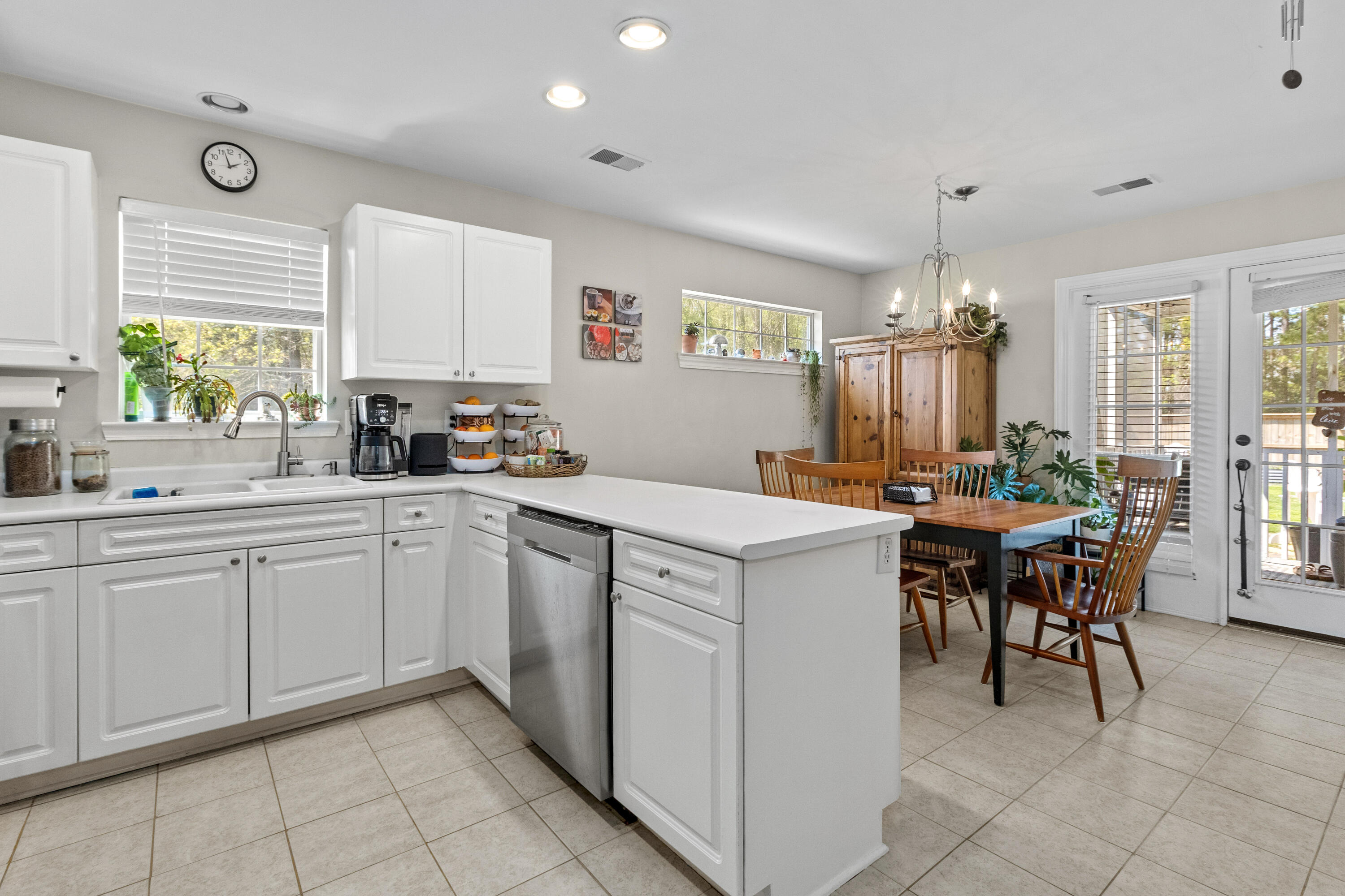 3172 Queensgate Way Mount Pleasant, SC 29466 - Photo 13 of 55 3172QueensgateWay-CasaVerdeMediaLLC19