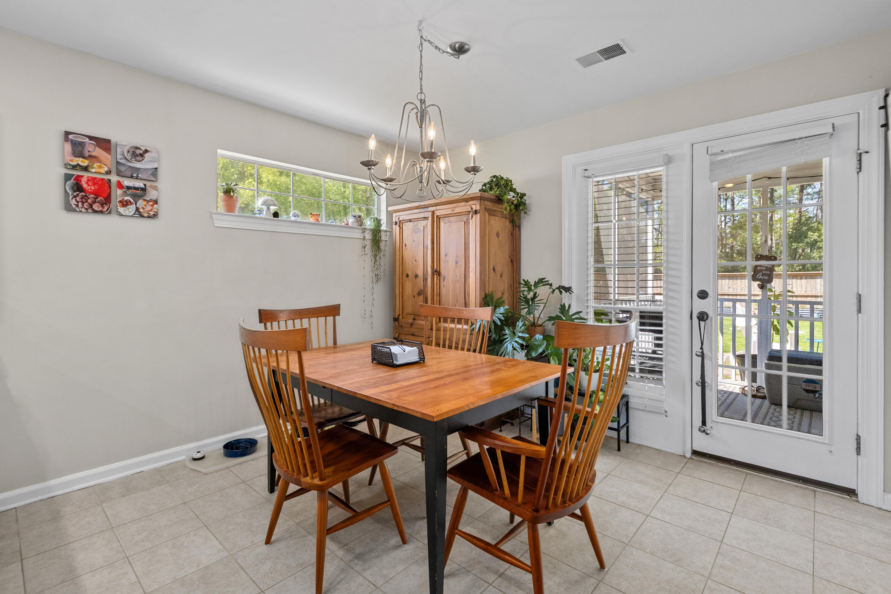 3172 Queensgate Way Mount Pleasant, SC 29466 - Photo 14 of 55 3172QueensgateWay-CasaVerdeMediaLLC20