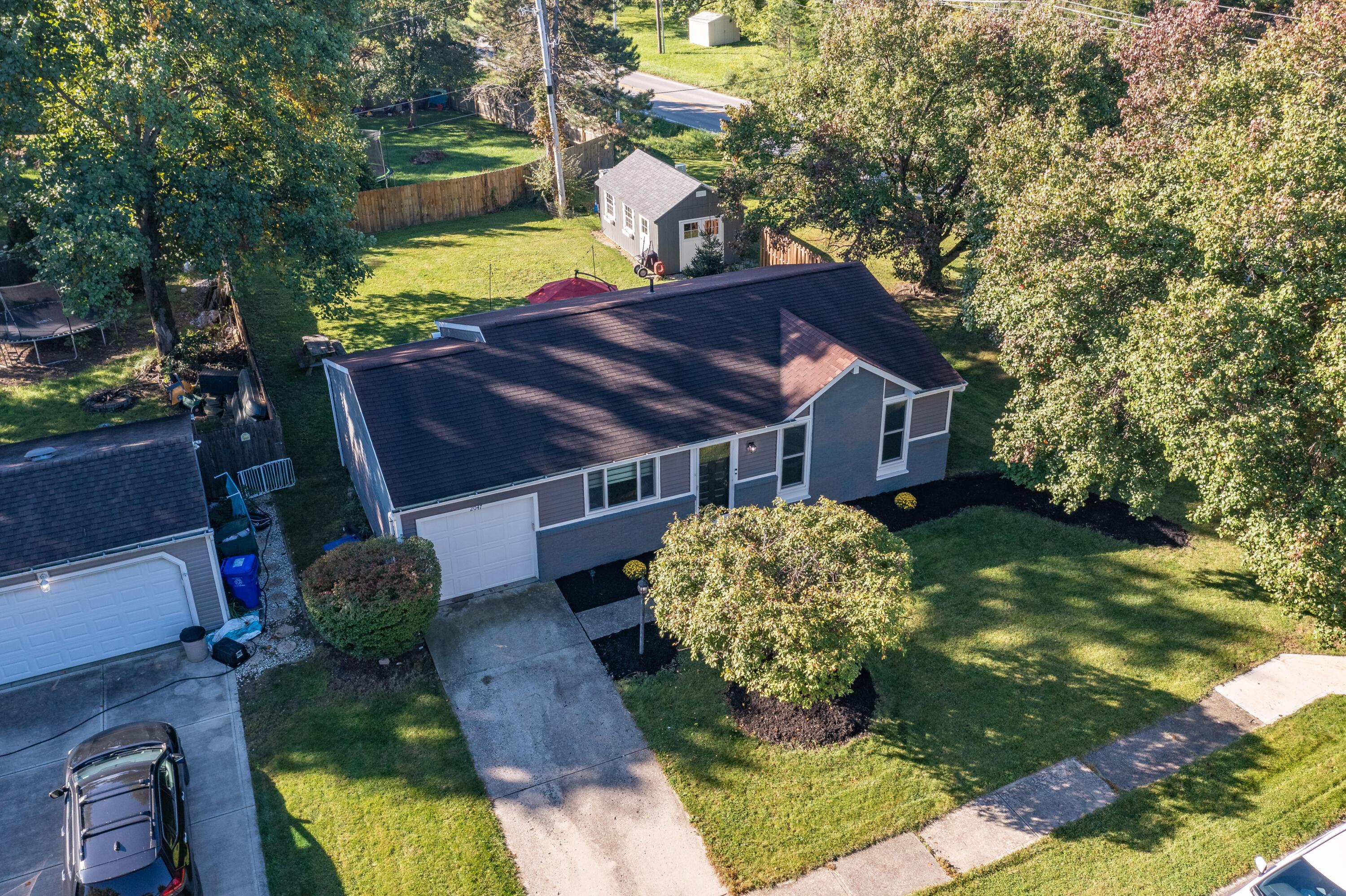 2047 Wolverhampton Road Powell, OH 43065 - Photo 3 of 33 003
