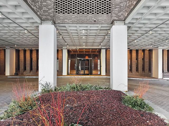 6033 North Sheridan Road, Unit 16A Chicago, IL 60660 - Photo 20 of 21 front view of a house with a small yard