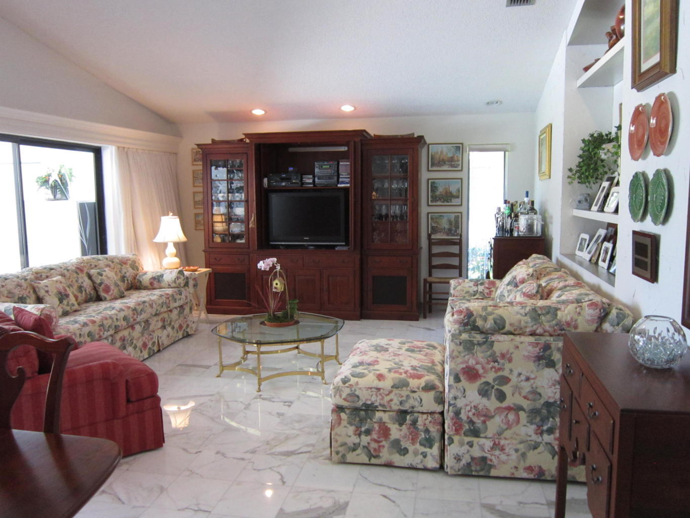GREAT ROOM WITH VAULTED CEILINGS