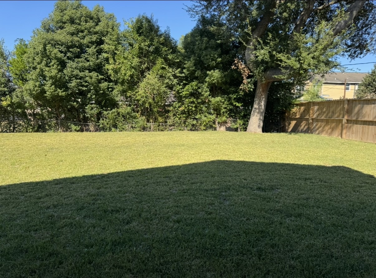 8437 Winthrop Lane Houston, TX 77075 - Photo 16 of 22 a view of an ocean from a yard