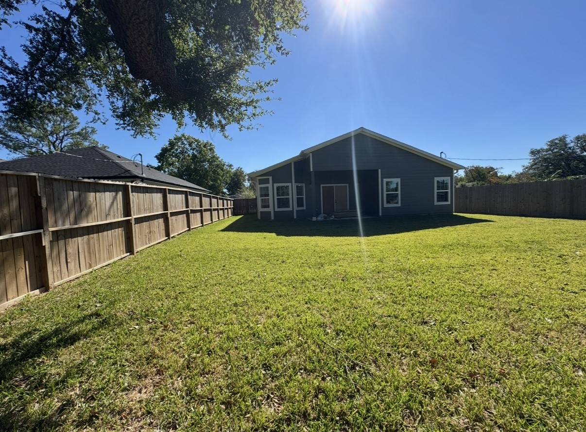 8437 Winthrop Lane Houston, TX 77075 - Photo 20 of 22 a view of a back yard