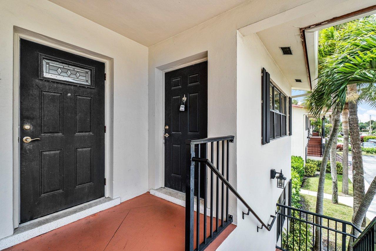 200 Southwest 7th Street, Unit 4 Boca Raton, FL 33432 - Photo 2 of 20 004-200Southwest7thStreet-BocaRaton-FL-3