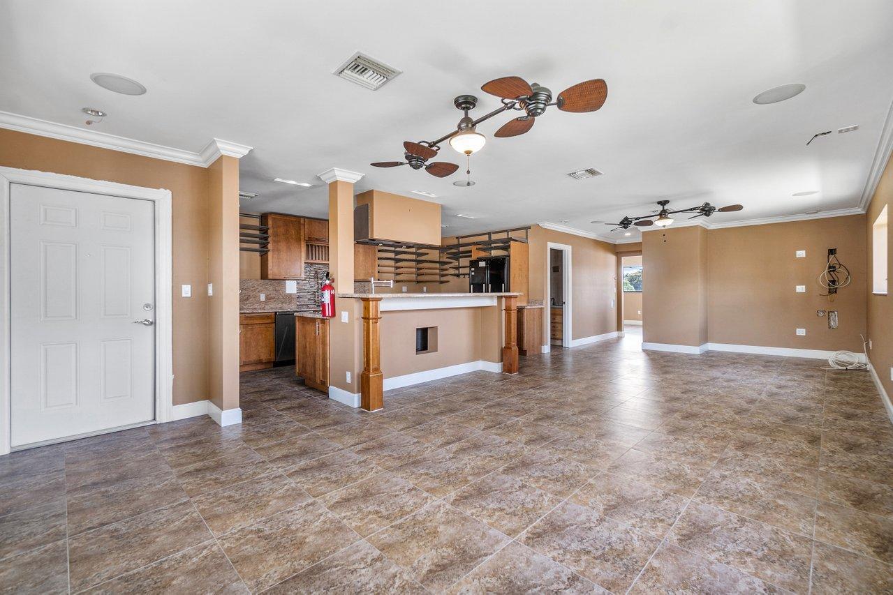 200 Southwest 7th Street, Unit 4 Boca Raton, FL 33432 - Photo 5 of 20 005-200Southwest7thStreet-BocaRaton-FL-3