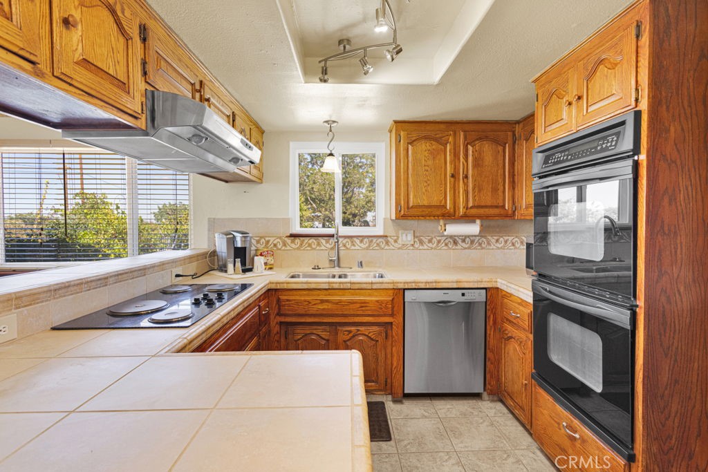 9072 Green Road Pinon Hills, CA 92372 - Photo 19 of 70 kitchen
