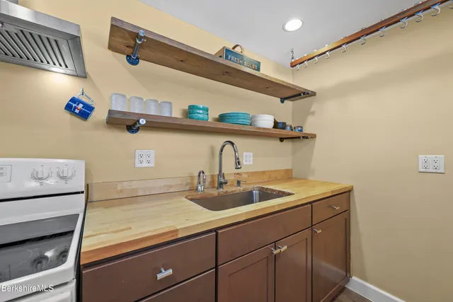 $278,800 | 2 Wallace Road, Unit DHB, Stockbridge, MA 01262