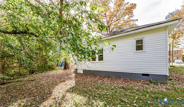a view of a back yard of the house