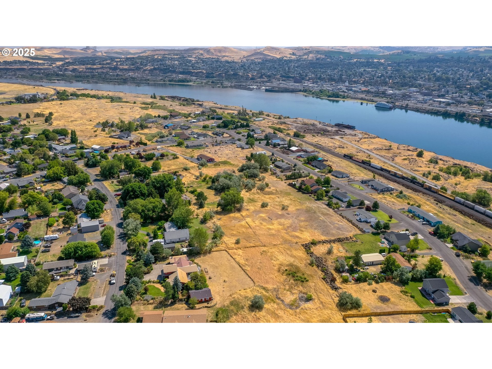 Sunridge Avenue Dallesport, WA 98617 - Photo 3 of 10 a view of city and mountain