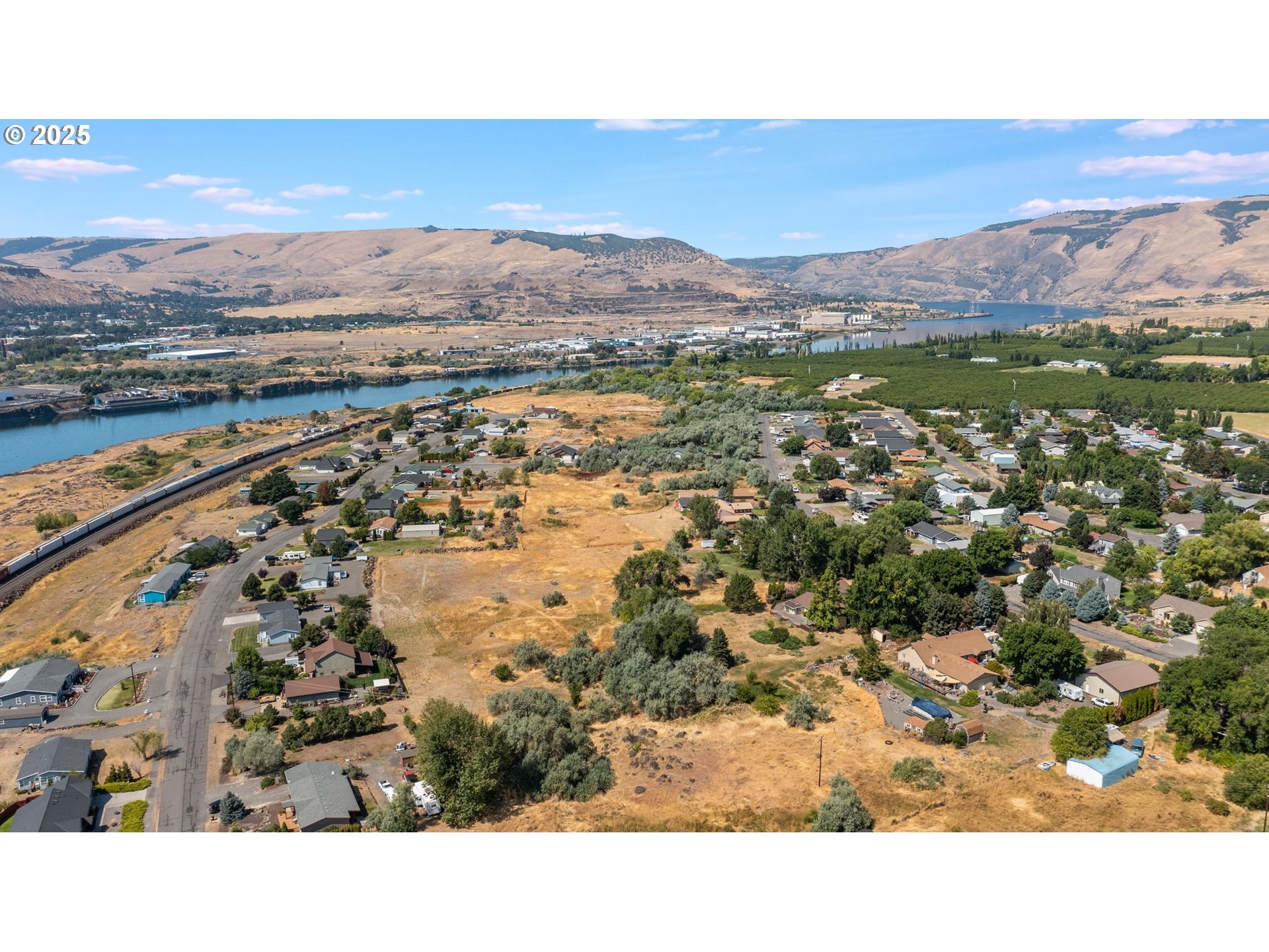 Sunridge Avenue Dallesport, WA 98617 - Photo 9 of 10 a view of city and mountain