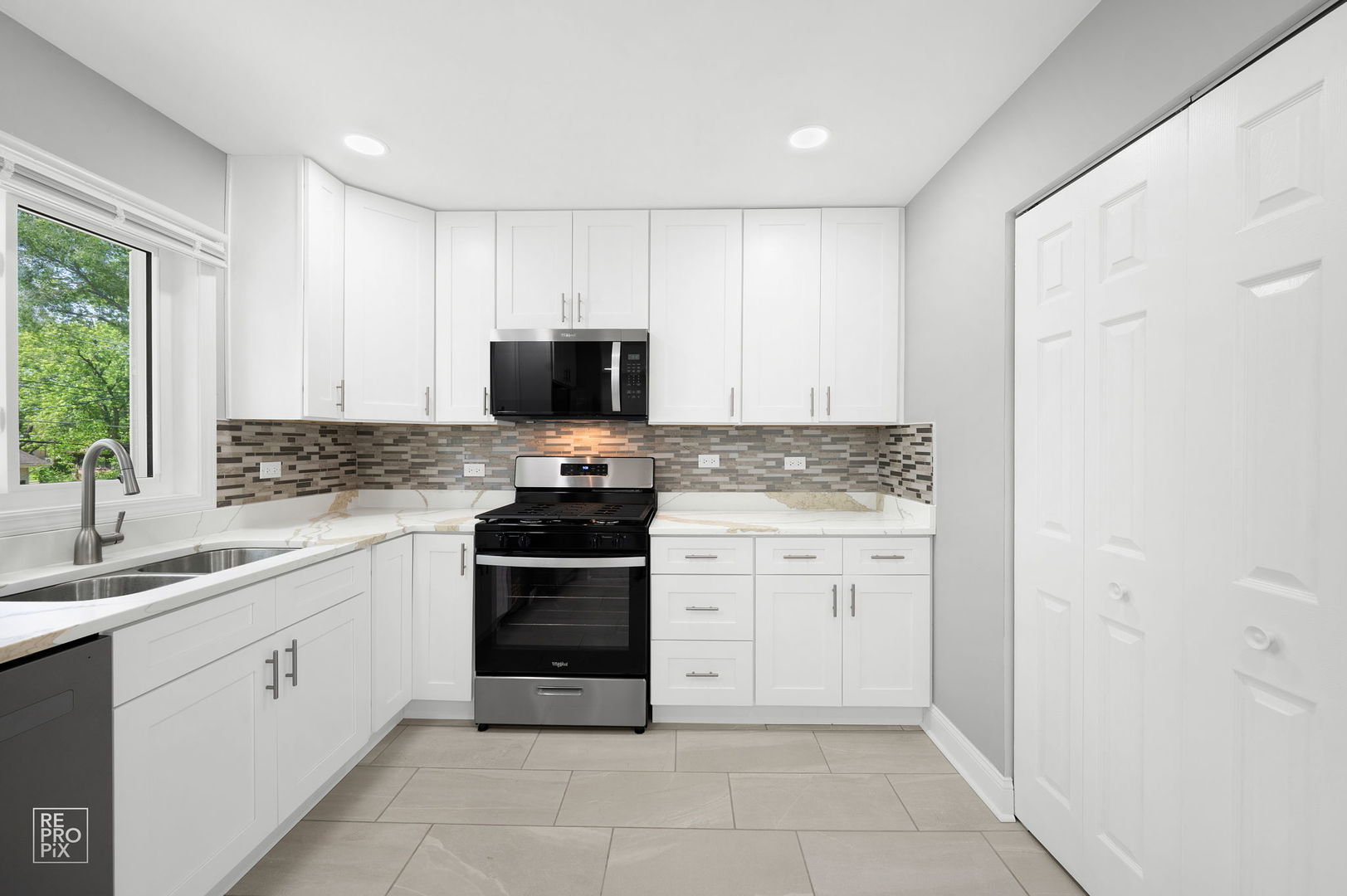 225 Bode Road Hoffman Estates, IL 60169 - Photo 3 of 10