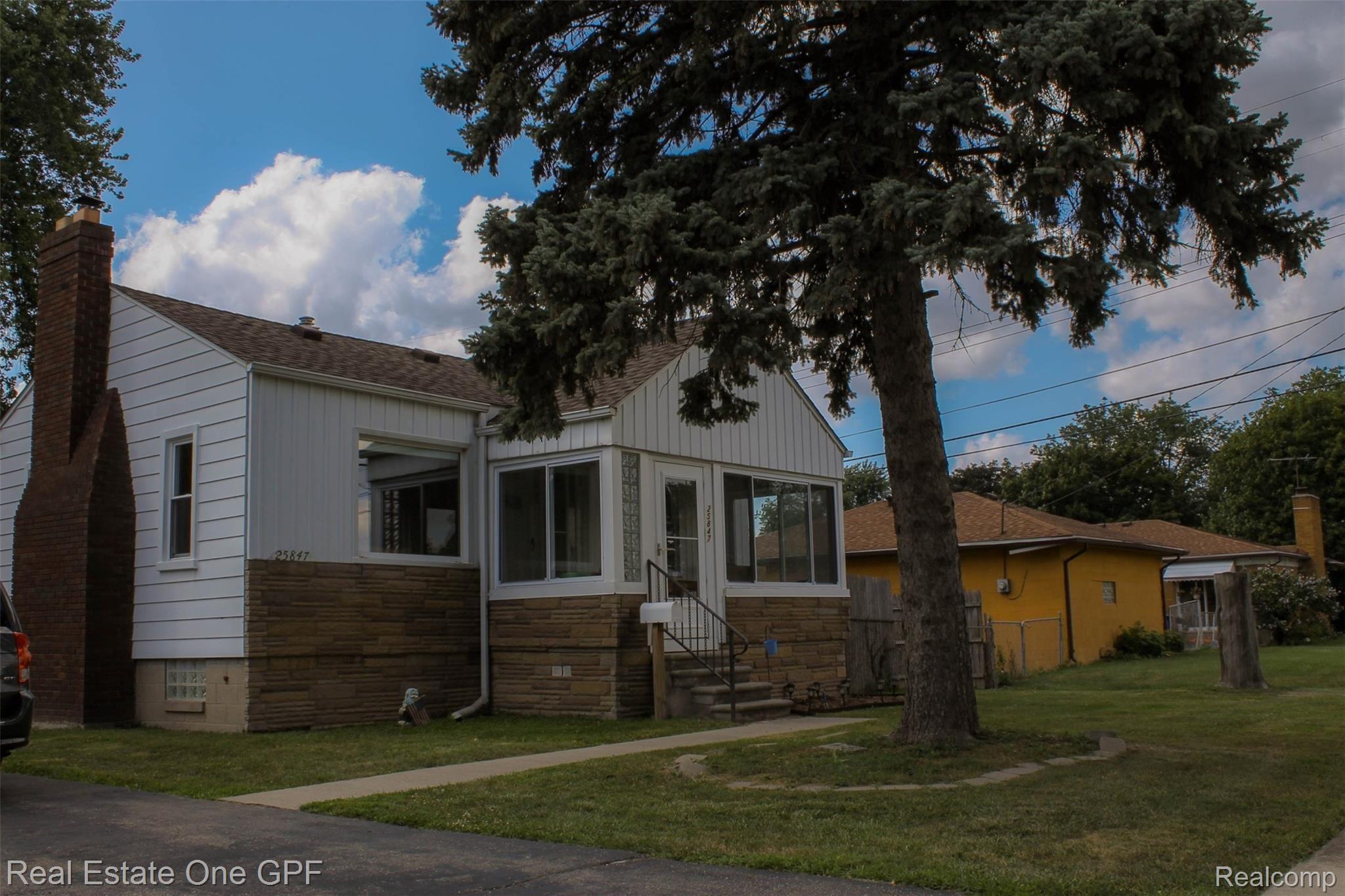 25847 Peter Kaltz Road Warren, MI 48091 - Photo 3 of 54 3 Outside.jpg