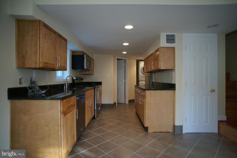 9723 Capitol View Avenue Silver Spring, MD 20910 - Photo 3 of 26 Kitchen, Cabinettes, Granite, Tile Floor