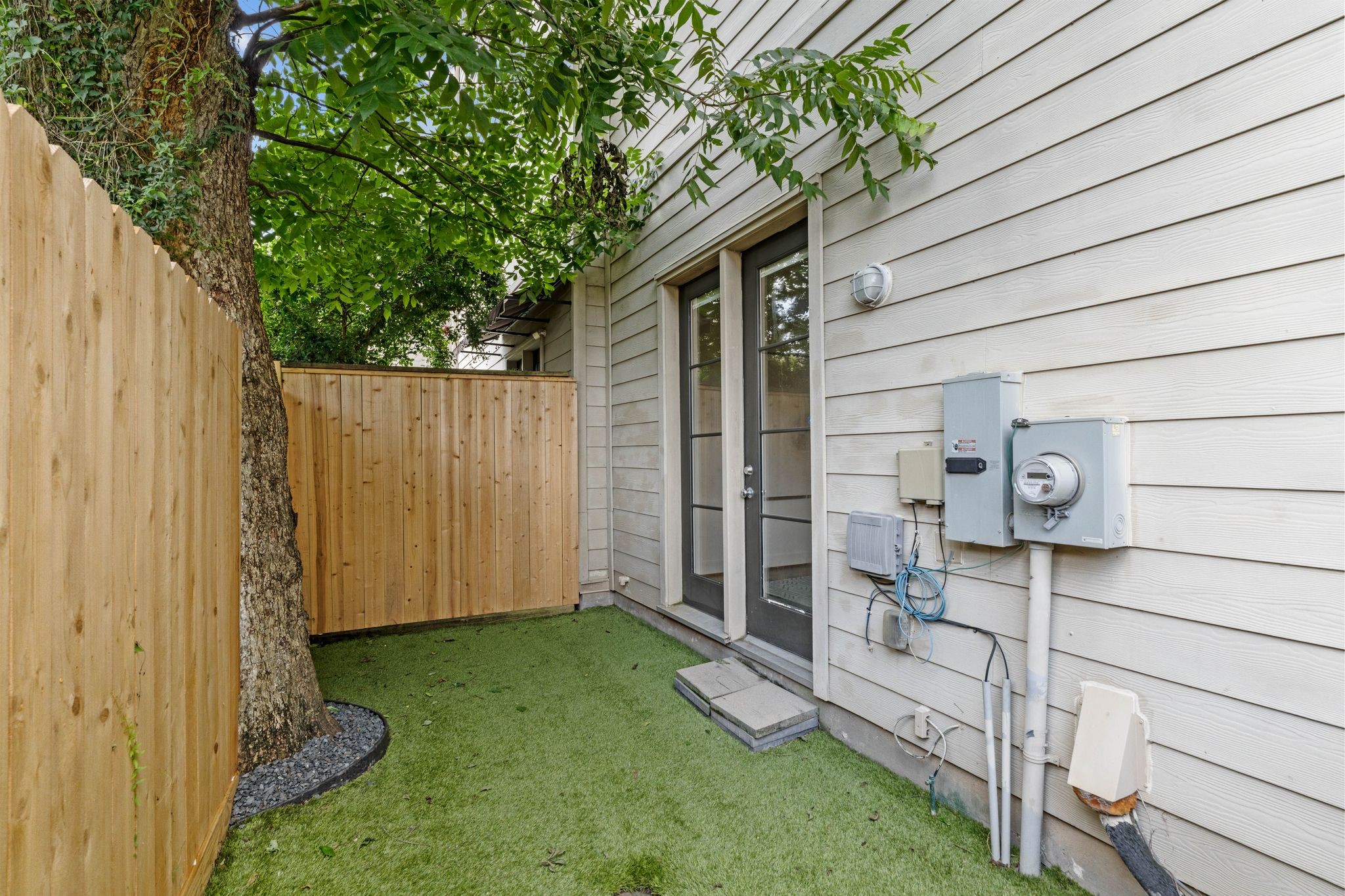 908 Thompson Street Houston, TX 77007 - Photo 33 of 45 Fully fenced turfed yard.