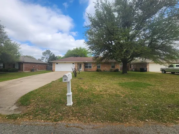 $1,600 | 206 Hackberry Drive, Greenville, TX 75402