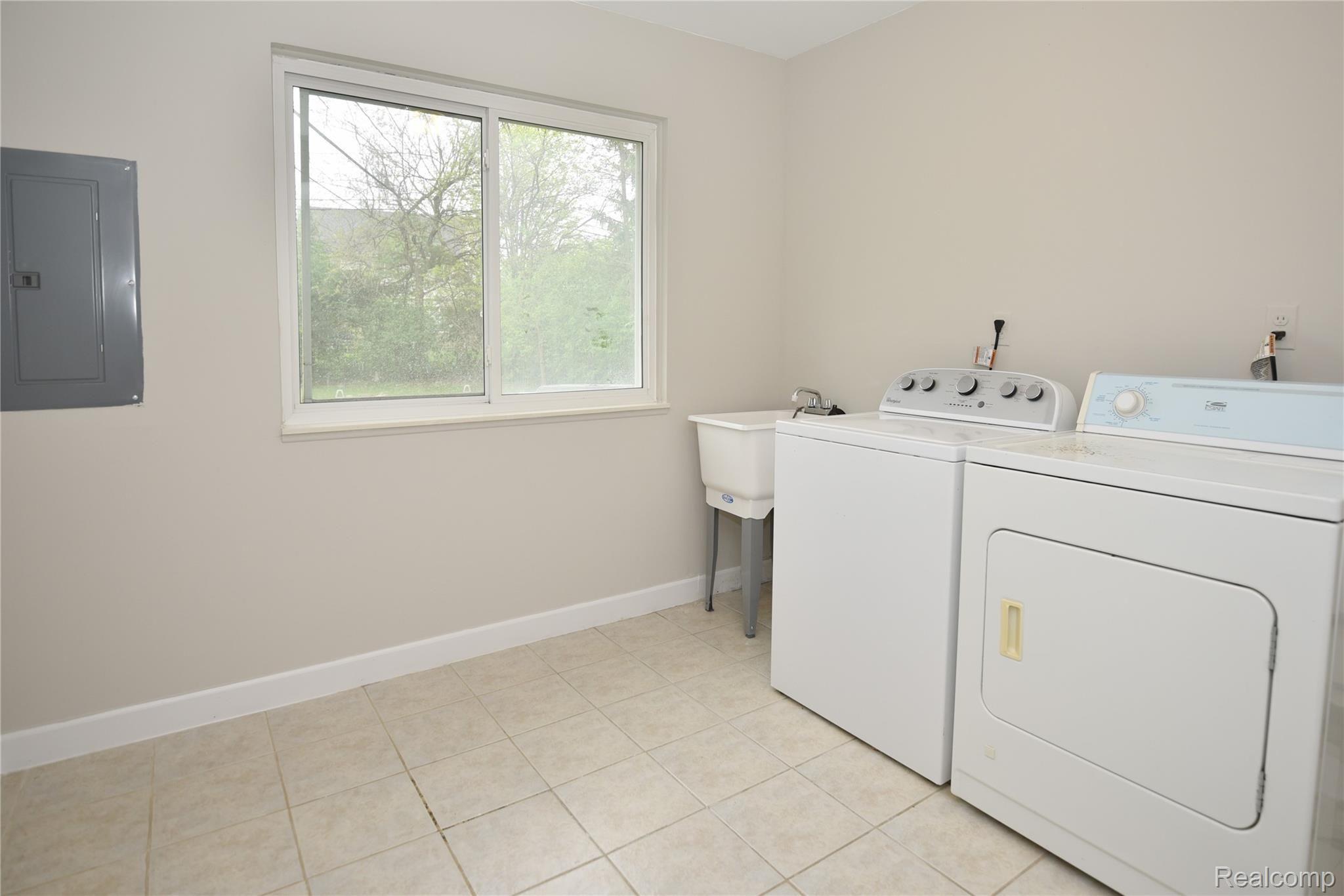 2793 East Square Lake Road Troy, MI 48085 - Photo 17 of 27 2793 E Square Lake Rd_17.JPG