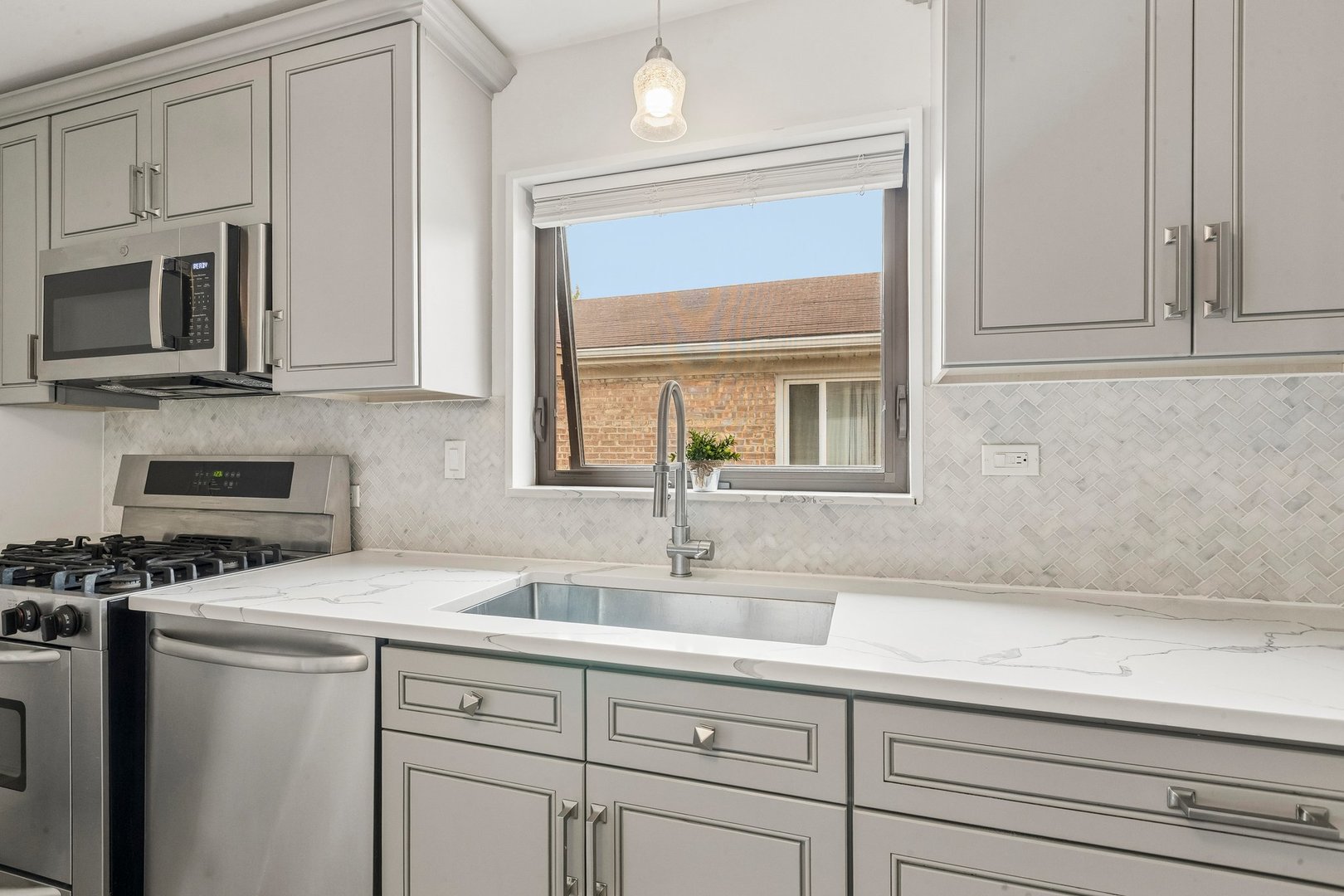 5742 South Rutherford Avenue Chicago, IL 60638 - Photo 5 of 26
