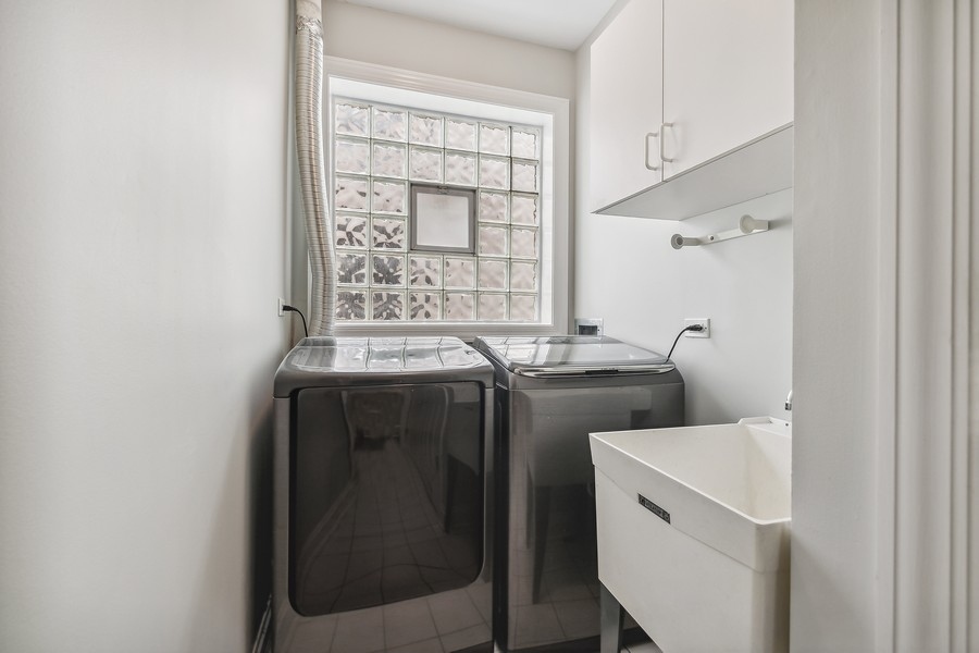 1359 North Mohawk Street, Unit 2 Chicago, IL 60610 - Photo 20 of 23 a utility room with dryer and washer