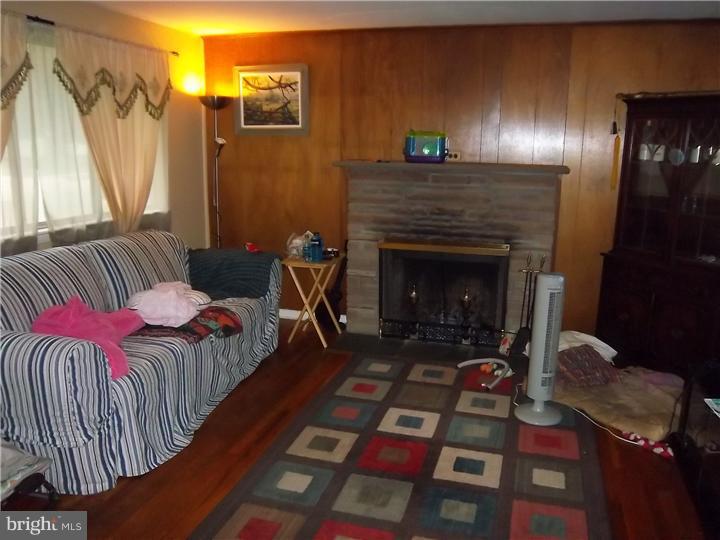 634 Polk Street Riverside, NJ 08075 - Photo 5 of 6 Living Room