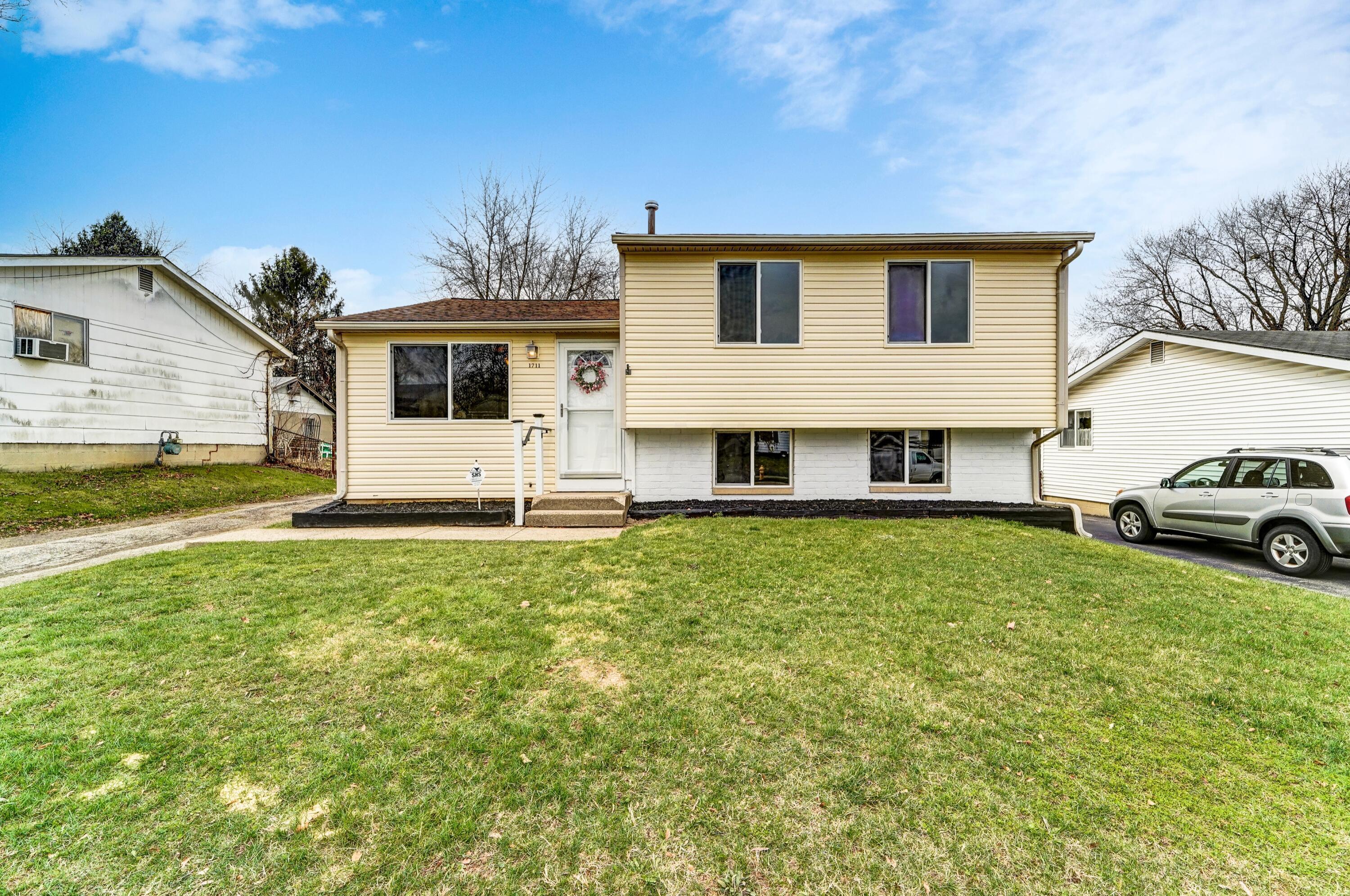 1711 Ripplebrook Road Columbus, OH 43223 - Photo 1 of 26 001