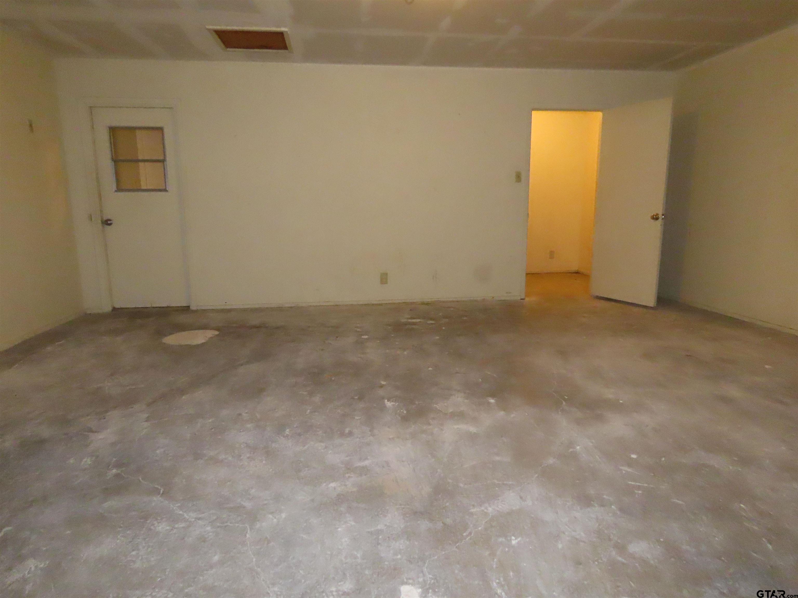 402 Muller Garden Road Tyler, TX 75703 - Photo 29 of 33 an empty room with windows