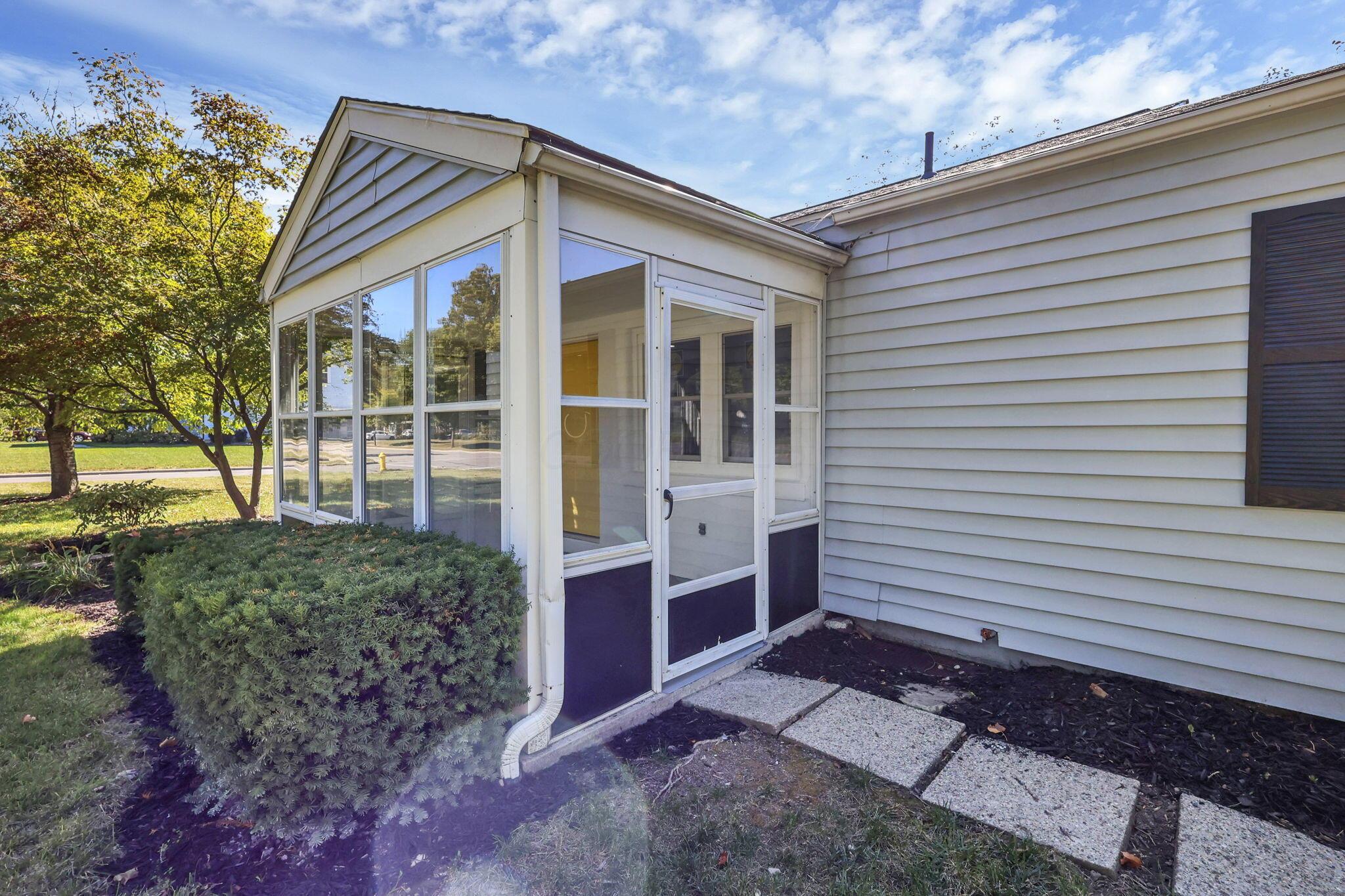 2227 Zollinger Road Columbus, OH 43221 - Photo 40 of 43 3 Seasons Room