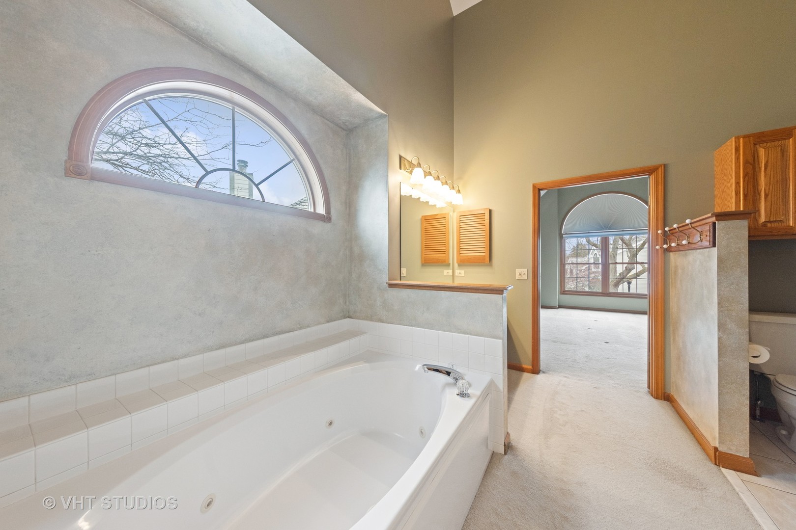 2286 Brookside Lane Aurora, IL 60502 - Photo 18 of 37 a bathroom with a bathtub and a shower