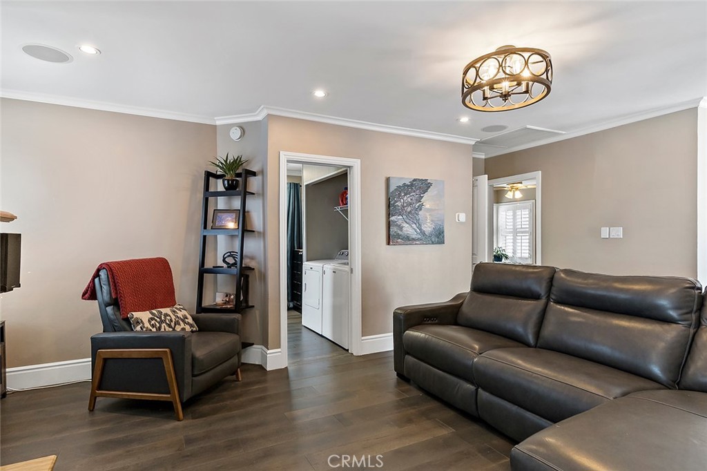 5733 2nd Street Long Beach, CA 90803 - Photo 16 of 32 a living room with furniture