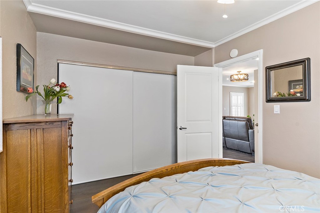 5733 2nd Street Long Beach, CA 90803 - Photo 21 of 32 a bedroom with a bed and a plant