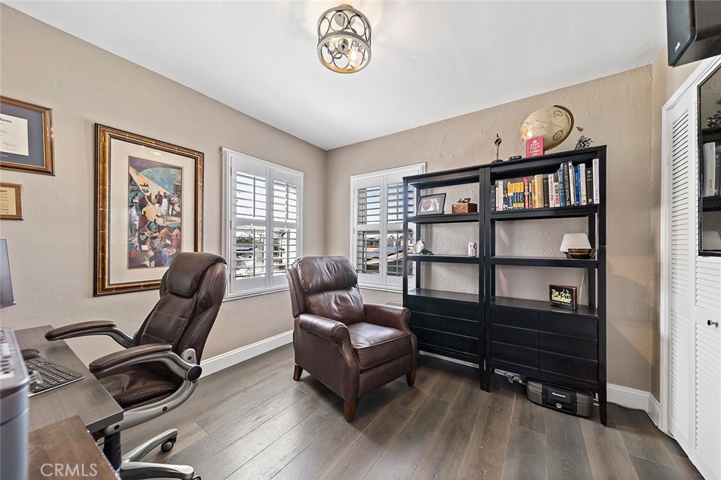 5733 2nd Street Long Beach, CA 90803 - Photo 26 of 32 a livingroom with workspace and a window