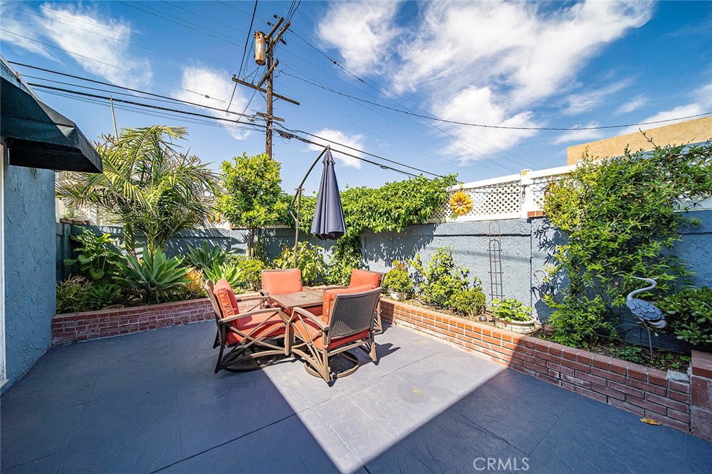 5733 2nd Street Long Beach, CA 90803 - Photo 27 of 32 a building outdoor space with patio furniture and potted plants
