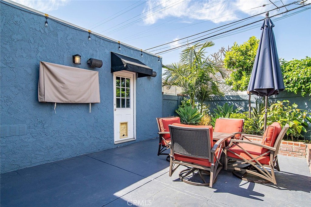 5733 2nd Street Long Beach, CA 90803 - Photo 28 of 32 a building outdoor space with patio furniture and potted plants