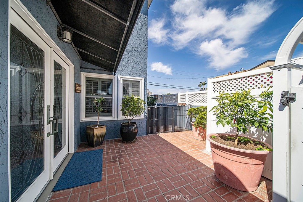 5733 2nd Street Long Beach, CA 90803 - Photo 32 of 32 a lobby with furniture and a potted plant