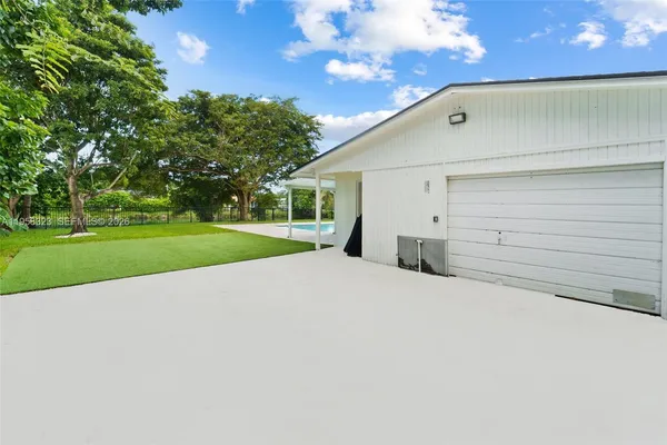 a view of a backyard