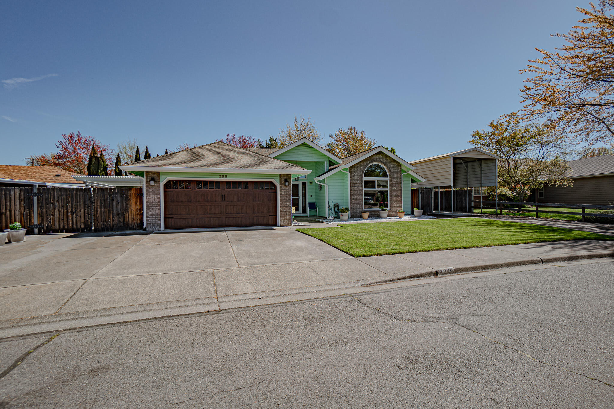 265 Brandon Street Central Point, OR 97502 - Photo 2 of 27 2 Front