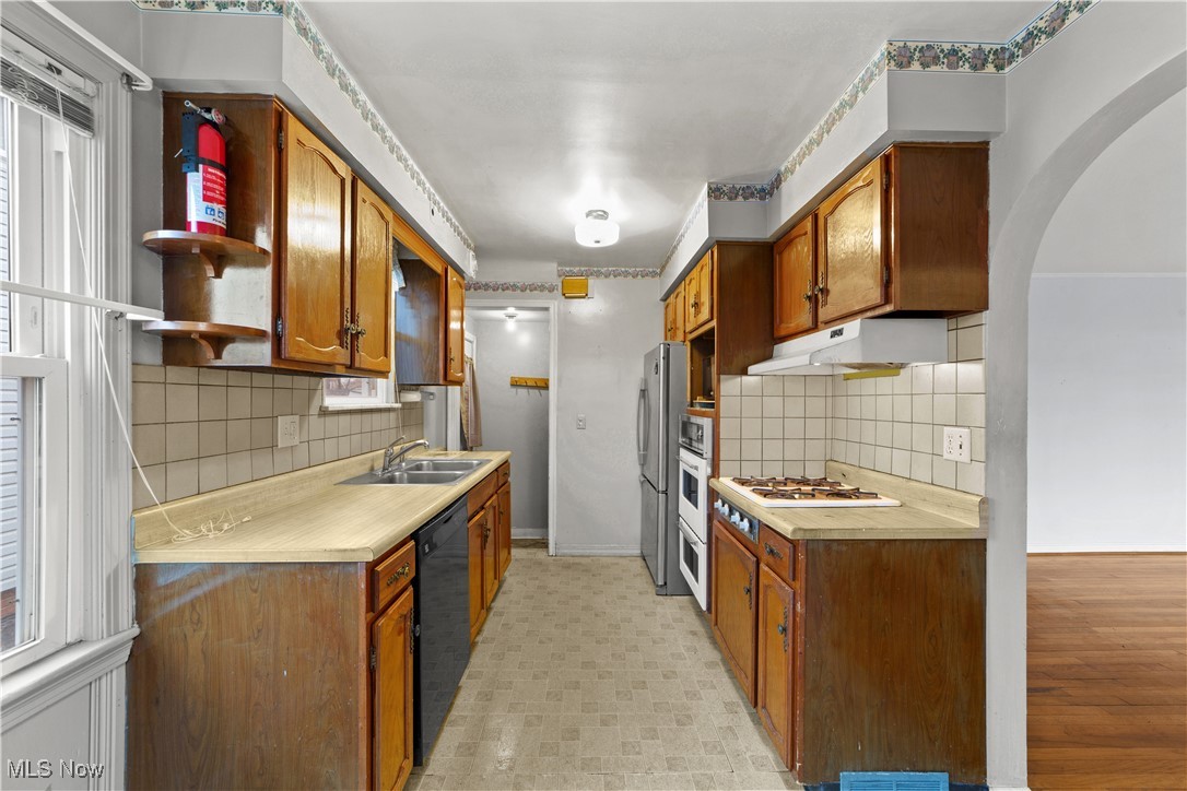 4057 Wilmington Road Cleveland, OH 44121 - Photo 9 of 34