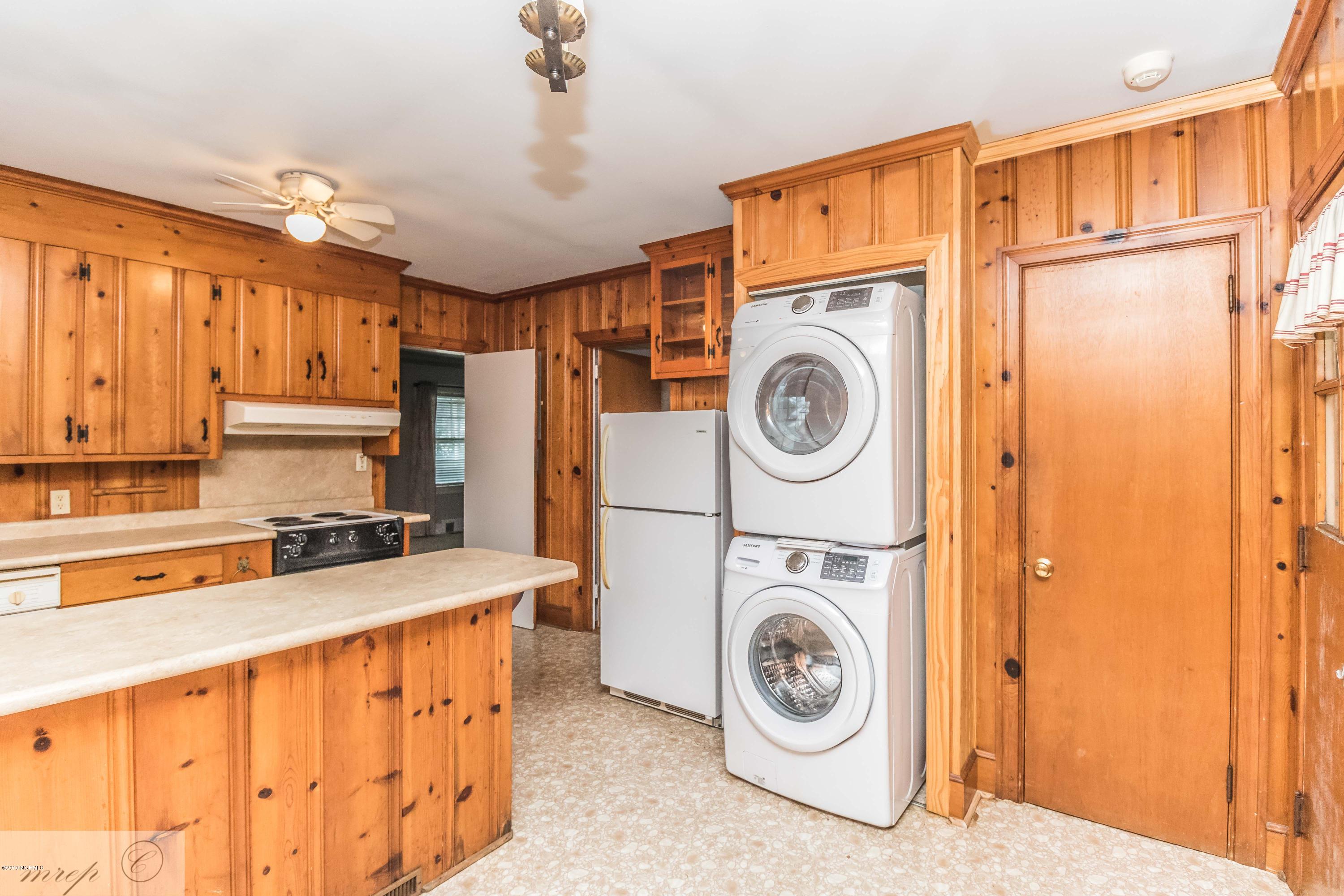 2307 Woodview Road Kinston, NC 28504 - Photo 8 of 18 Kitchen