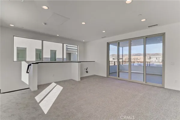 a view of empty room with window