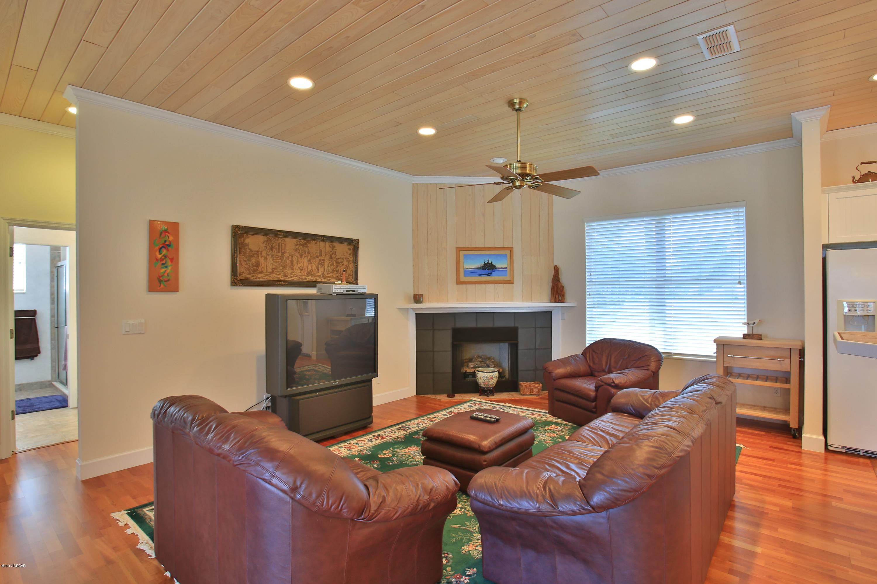 5880 Riverside Drive Port Orange, FL 32127 - Photo 5 of 31 Living Room