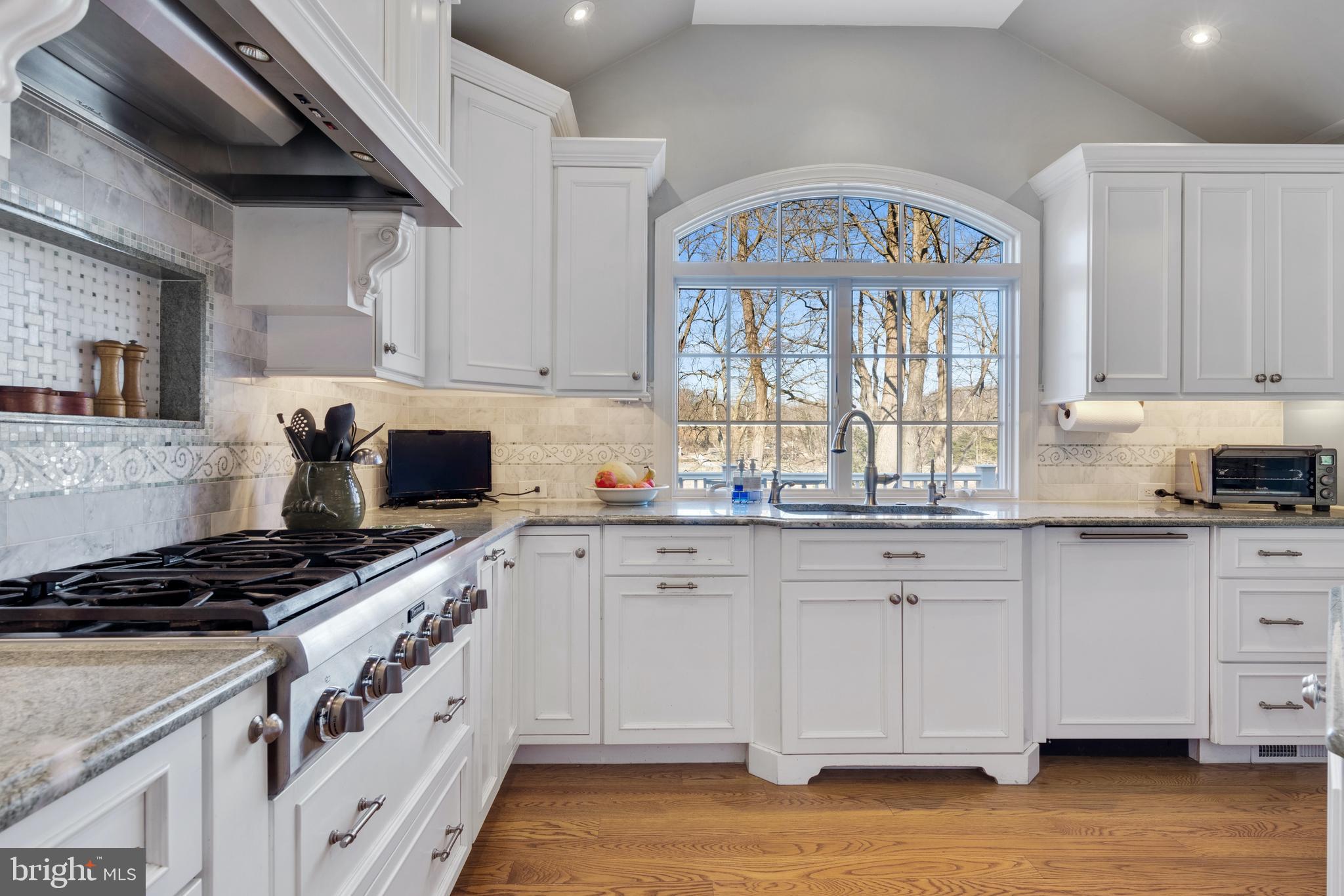 654 Malin Road Newtown Square, PA 19073 - Photo 5 of 34 6-Burner Gas Range