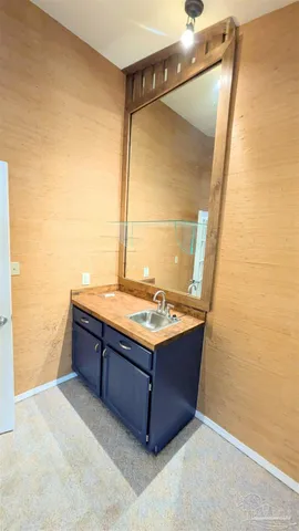 en empty room with windows and ceiling fan