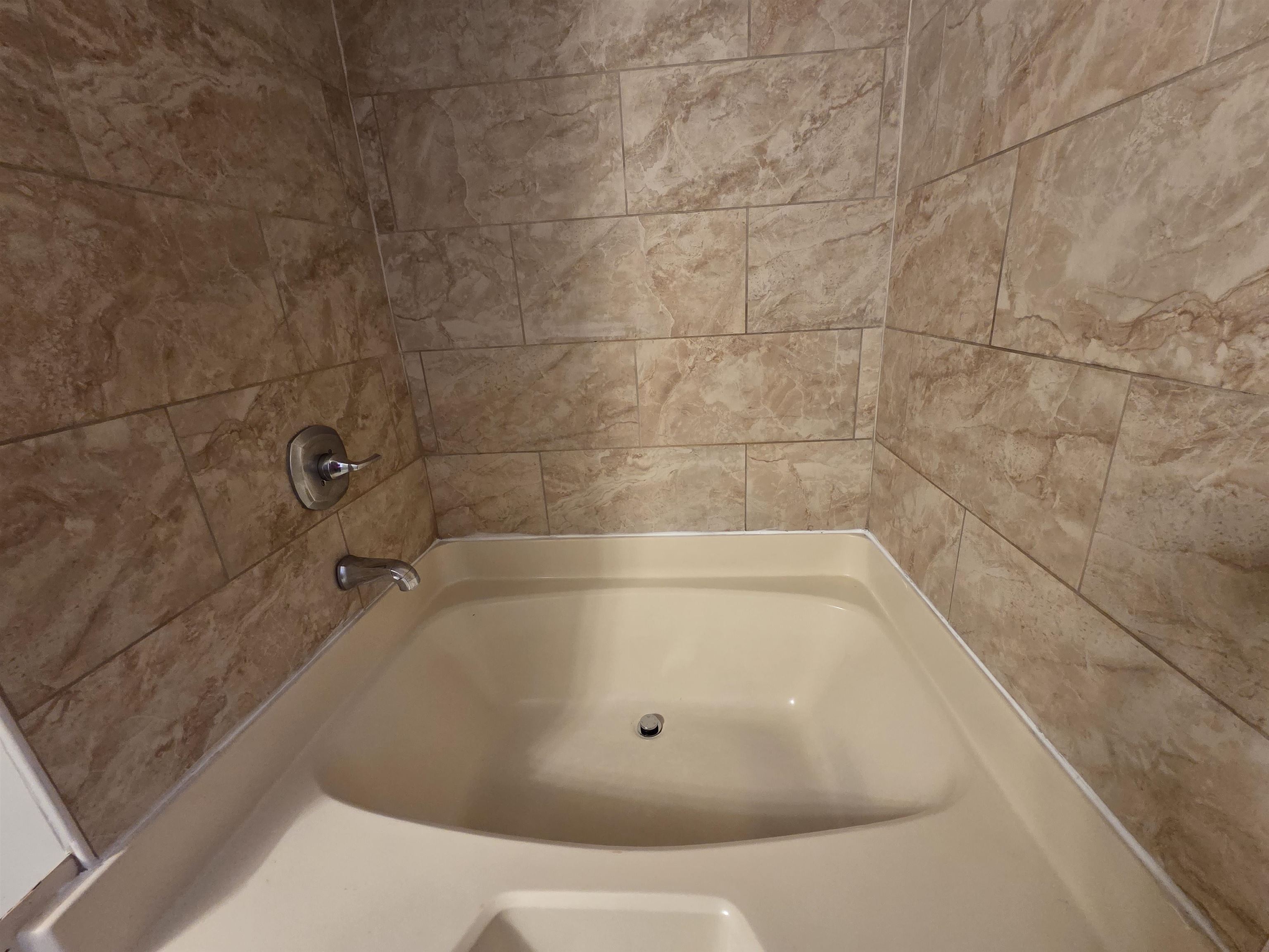 2956 Lake Park Road Memphis, TN 38127 - Photo 21 of 25 a bathroom with a bathtub