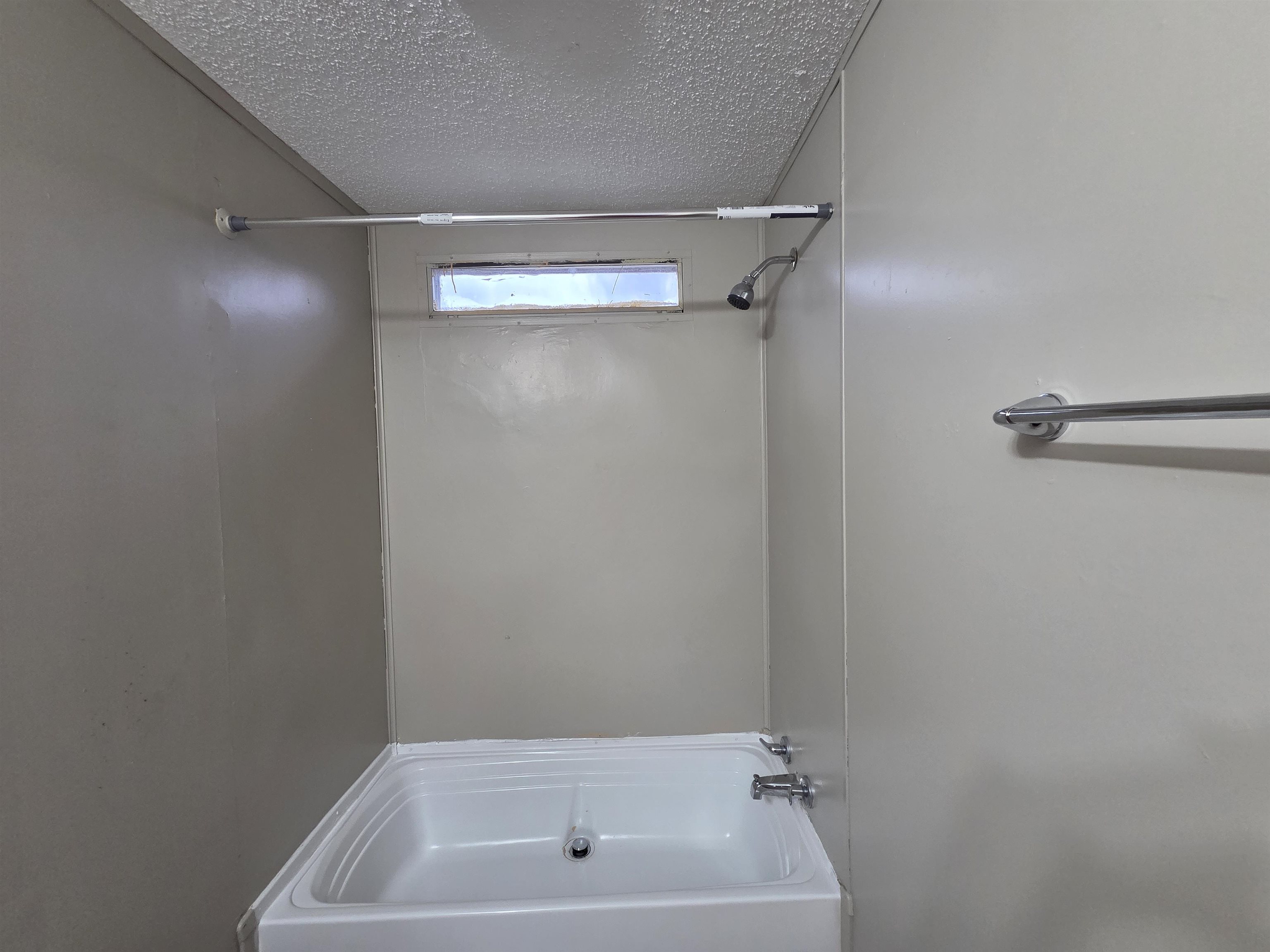 2956 Lake Park Road Memphis, TN 38127 - Photo 22 of 25 a bathroom with a bathtub