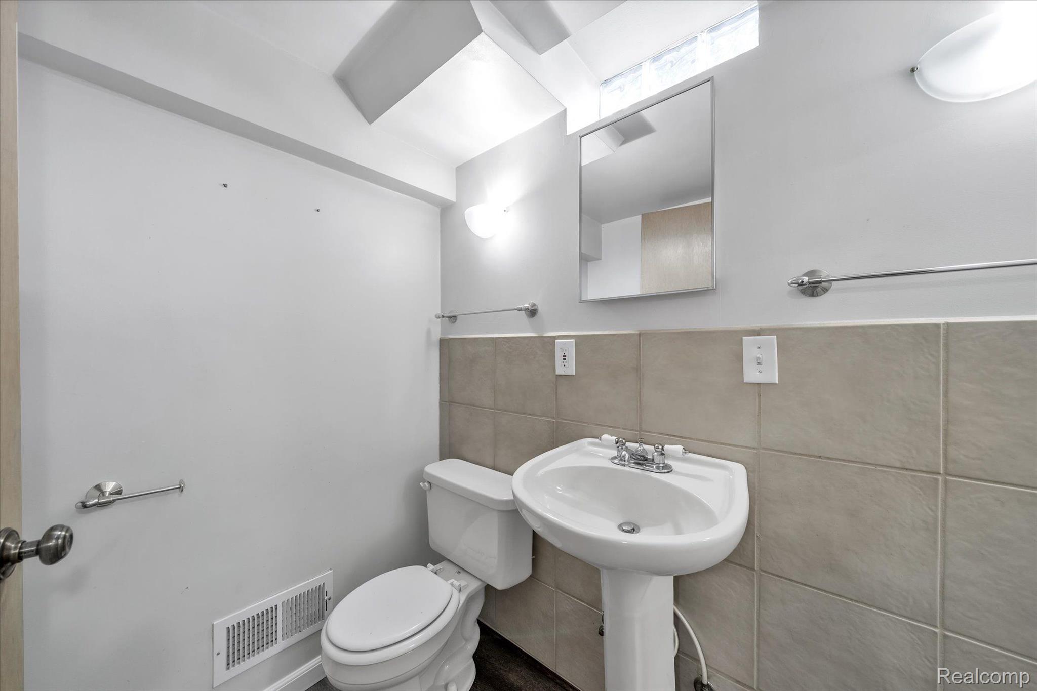 639 Oakbrook West Rochester, MI 48307 - Photo 48 of 51 Gallery Image 48